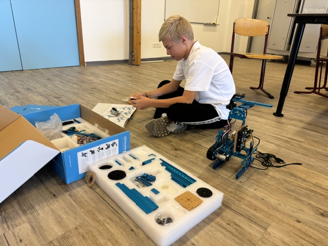 Een kind bouwt met een robotkit in de Future Skills Hub in Rozenburg